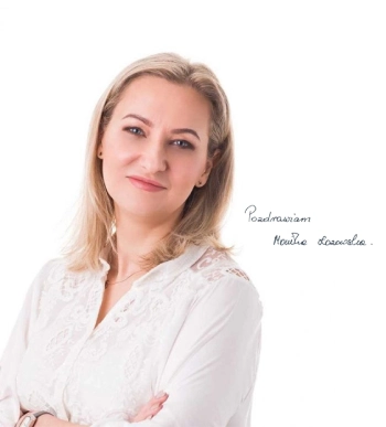 Kobieta w białej koszuli